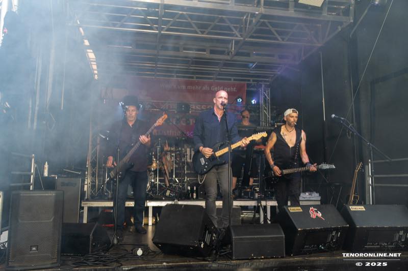 Die Band Accuracy auf der Bühne, umgeben von Bühnennebel.