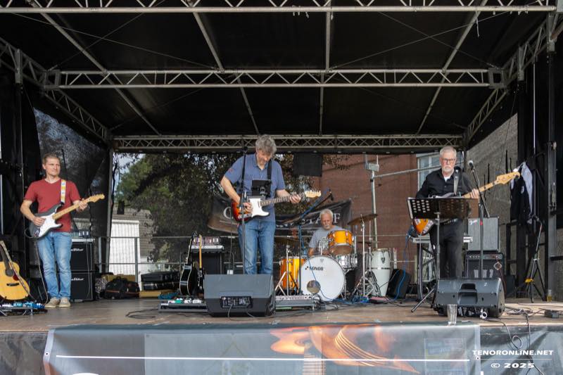 Die Band Country Stuff spielt am Samstagnachmittag mit Gitarren auf der Bühne.